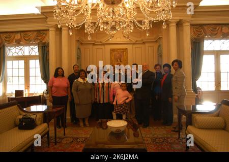 Zeremonie zur Pensionierung von Helen Ellis und Lee Young, Mitarbeitern des stellvertretenden Sekretärs, mit Auftritten des derzeitigen stellvertretenden Sekretärs Richard Armitage, des ehemaligen stellvertretenden Sekretärs Strobe Talbott und des ehemaligen stellvertretenden Sekretärs und amtierenden Sekretärs Lawrence Eagleburger unter anderen Beamten Stockfoto