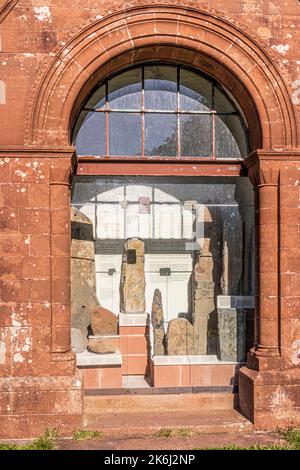 Die abgelegene, mittelalterliche Kirche in Kirkmadrine, deren Veranda frühchristliche Steine aus dem 5.. Jahrhundert nach Christus enthält, in der Nähe von Sandhead, Dumfries & Gall Stockfoto