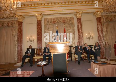 Zeremonie zur Pensionierung von Helen Ellis und Lee Young, Mitarbeitern des stellvertretenden Sekretärs, mit Auftritten des derzeitigen stellvertretenden Sekretärs Richard Armitage, des ehemaligen stellvertretenden Sekretärs Strobe Talbott und des ehemaligen stellvertretenden Sekretärs und amtierenden Sekretärs Lawrence Eagleburger unter anderen Beamten Stockfoto