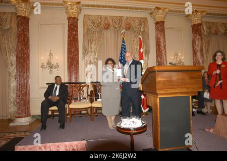 Zeremonie zur Pensionierung von Helen Ellis und Lee Young, Mitarbeitern des stellvertretenden Sekretärs, mit Auftritten des derzeitigen stellvertretenden Sekretärs Richard Armitage, des ehemaligen stellvertretenden Sekretärs Strobe Talbott und des ehemaligen stellvertretenden Sekretärs und amtierenden Sekretärs Lawrence Eagleburger unter anderen Beamten Stockfoto