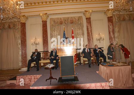 Zeremonie zur Pensionierung von Helen Ellis und Lee Young, Mitarbeitern des stellvertretenden Sekretärs, mit Auftritten des derzeitigen stellvertretenden Sekretärs Richard Armitage, des ehemaligen stellvertretenden Sekretärs Strobe Talbott und des ehemaligen stellvertretenden Sekretärs und amtierenden Sekretärs Lawrence Eagleburger unter anderen Beamten Stockfoto