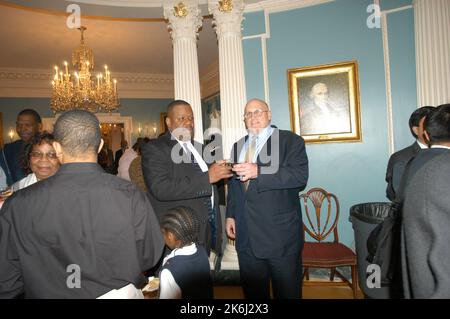 Zeremonie zur Pensionierung von Helen Ellis und Lee Young, Mitarbeitern des stellvertretenden Sekretärs, mit Auftritten des derzeitigen stellvertretenden Sekretärs Richard Armitage, des ehemaligen stellvertretenden Sekretärs Strobe Talbott und des ehemaligen stellvertretenden Sekretärs und amtierenden Sekretärs Lawrence Eagleburger unter anderen Beamten Stockfoto