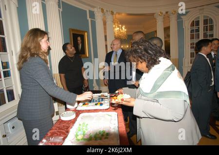 Zeremonie zur Pensionierung von Helen Ellis und Lee Young, Mitarbeitern des stellvertretenden Sekretärs, mit Auftritten des derzeitigen stellvertretenden Sekretärs Richard Armitage, des ehemaligen stellvertretenden Sekretärs Strobe Talbott und des ehemaligen stellvertretenden Sekretärs und amtierenden Sekretärs Lawrence Eagleburger unter anderen Beamten Stockfoto