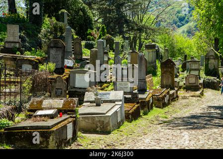 SIGHISOARA, MURES, RUMÄNIEN - 09. MAI 2021: Ansicht des evangelischen Friedhofs von der Zitadelle von Sighisoara, Siebenbürgen. Stockfoto