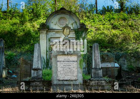 SIGHISOARA, MURES, RUMÄNIEN - 09. MAI 2021: Ansicht des evangelischen Friedhofs von der Zitadelle von Sighisoara, Siebenbürgen. Stockfoto