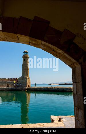 Der Leuchtturm im alten Hafen von Rethymno oder Rethymnon, einem Ferienort an der Küste Nordkretas in Griechenland. Stockfoto