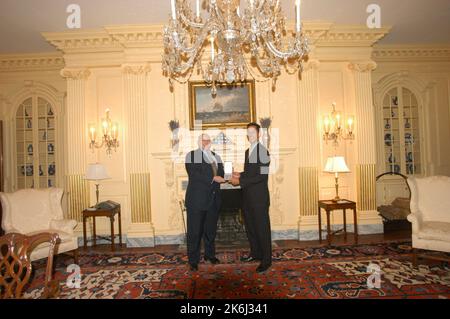 Zeremonie zur Pensionierung von Helen Ellis und Lee Young, Mitarbeitern des stellvertretenden Sekretärs, mit Auftritten des derzeitigen stellvertretenden Sekretärs Richard Armitage, des ehemaligen stellvertretenden Sekretärs Strobe Talbott und des ehemaligen stellvertretenden Sekretärs und amtierenden Sekretärs Lawrence Eagleburger unter anderen Beamten Stockfoto