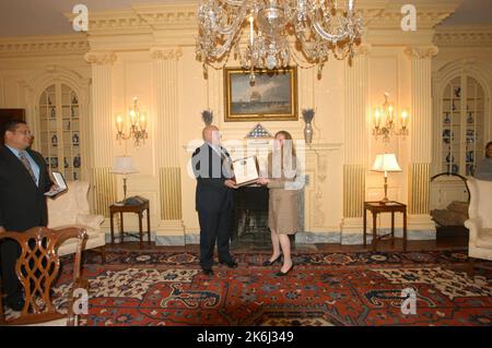 Zeremonie zur Pensionierung von Helen Ellis und Lee Young, Mitarbeitern des stellvertretenden Sekretärs, mit Auftritten des derzeitigen stellvertretenden Sekretärs Richard Armitage, des ehemaligen stellvertretenden Sekretärs Strobe Talbott und des ehemaligen stellvertretenden Sekretärs und amtierenden Sekretärs Lawrence Eagleburger unter anderen Beamten Stockfoto