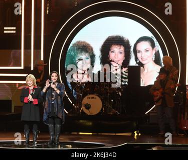 Peggy Se Wright und Crystal Gayle bei der CMT Artists of the Year 2022, die am 12. Oktober 2022 im Schermerhorn Symphony Center in Nashville, TN, stattfand. © Curtis Hilbun / AFF-USA.com Stockfoto