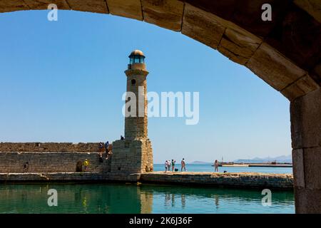 Der Leuchtturm im alten Hafen von Rethymno oder Rethymnon, einem Ferienort an der Küste Nordkretas in Griechenland. Stockfoto