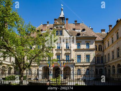 SIGHISOARA, MURES, RUMÄNIEN - 09. MAI 2021: Gebäude des Rathauses in Sighisoara, Siebenbürgen Stockfoto