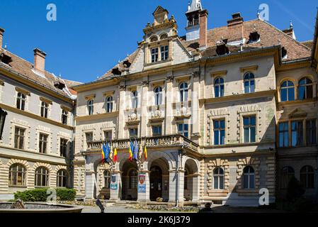 SIGHISOARA, MURES, RUMÄNIEN - 09. MAI 2021: Gebäude des Rathauses in Sighisoara, Siebenbürgen Stockfoto