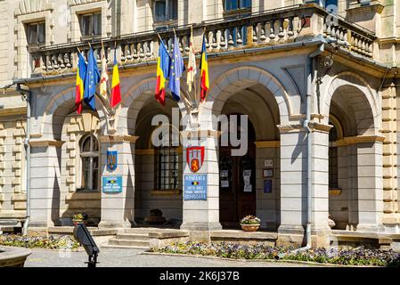 SIGHISOARA, MURES, RUMÄNIEN - 09. MAI 2021: Gebäude des Rathauses in Sighisoara, Siebenbürgen Stockfoto