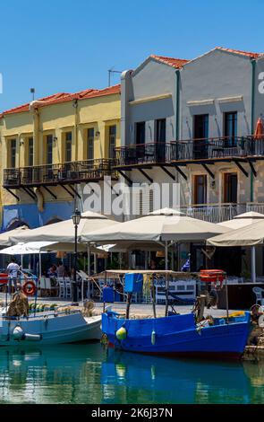 Boote festgemacht im alten Hafen von Rethymno oder Rethymnon, einem Ferienort an der Küste Nordkretas in Griechenland. Stockfoto