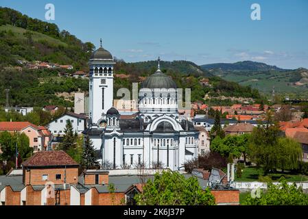 SIGHISOARA, MURES, RUMÄNIEN - 09. MAI 2021: Panoramablick über das Stadtbild und die Dacharchitektur in Sighisoara, Siebenbürgen Stockfoto