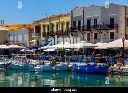 Boote festgemacht im alten Hafen von Rethymno oder Rethymnon, einem Ferienort an der Küste Nordkretas in Griechenland. Stockfoto