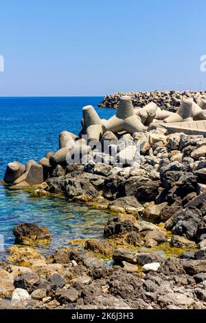 Betonverteidigung in der Nähe des Hafens von Rethymno oder Rethymnon, einem Ferienort an der Küste Nordkretas in Griechenland. Stockfoto