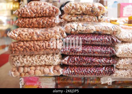 Cashewnuss, Erdnüsse und Mandel stapeln sich in einer Packung Stockfoto