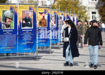 Kiew, Ukraine. 14. Oktober 2022. Die Menschen besuchen die Straßenausstellung „Asow-Regiment - Engel von Mariupol“, die den Verteidigern der Einheit „Asow“ der Nationalgarde der Ukraine gewidmet ist, die bei der Verteidigung von Mariupol vor den russischen Invasoren in Kiew ums Leben gekommen sind. Russische Truppen sind am 24. Februar 2022 in die Ukraine eingedrungen und haben einen Konflikt ausgelöst, der Zerstörung und eine humanitäre Krise provoziert hat. (Bild: © Oleksii Chumachenko/SOPA Images via ZUMA Press Wire) Stockfoto