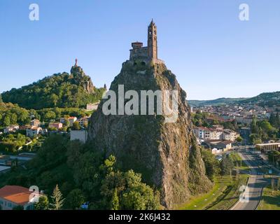 Luftaufnahme der Kapelle Saint-Michel d'Aiguilhe (St. Michael der Nadel), Le Puy en Velay, Haute Loire, Frankreich Stockfoto