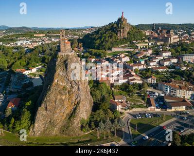 Luftaufnahme der Kapelle Saint-Michel d'Aiguilhe (St. Michael der Nadel), Le Puy en Velay, Haute Loire, Frankreich Stockfoto