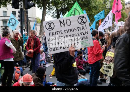 Whitehall, London, Großbritannien. 14. Okt 2022. Die Demonstranten vom Aussterben des Klimawandels Rebellion in der Nähe von Whitehall. Kredit: Matthew Chattle/Alamy Live Nachrichten Stockfoto