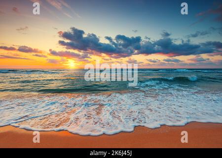 Schöne Wolkengebilde über das Meer, Sonnenaufgang erschossen Stockfoto