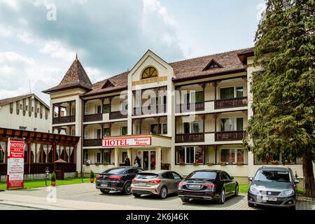 SOVATA, MURES, RUMÄNIEN – 29. MAI 2021: Blick auf das Hotel „Muresul“ im Zentrum von Sovata Resort, Siebenbürgen, Rumänien. Stockfoto