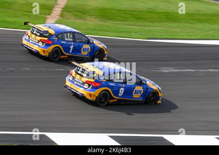 British Touring Car Championship 2022 in Silverstone Ash Sutton überholen seinen Teamkollegen Dan Camish im NAPA Racing UK Ford Focus. Stockfoto