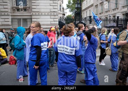 Whitehall, London, Großbritannien. 14. Okt 2022. Die Demonstranten vom Aussterben des Klimawandels Rebellion in der Nähe von Whitehall. Kredit: Matthew Chattle/Alamy Live Nachrichten Stockfoto