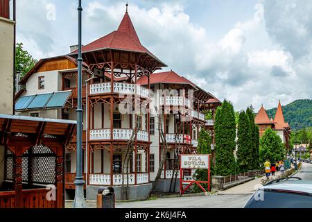 SOVATA, MURES, RUMÄNIEN – 29. MAI 2021: Rustikale Pension in Sovata Resort Siebenbürgen, Rumänien. Stockfoto