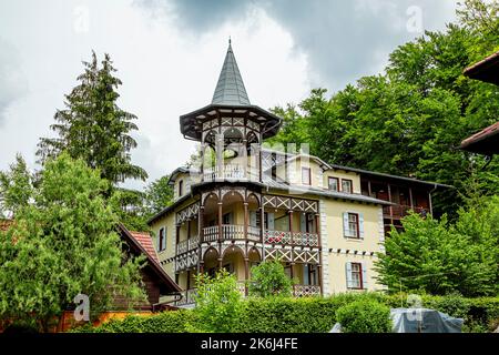 SOVATA, MURES, RUMÄNIEN – 29. MAI 2021: Rustikale Pension in Sovata Resort Siebenbürgen, Rumänien. Stockfoto