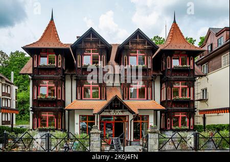 SOVATA, MURES, RUMÄNIEN – 29. MAI 2021: Rustikale Pension in Sovata Resort Siebenbürgen, Rumänien. Stockfoto