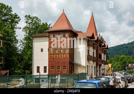 SOVATA, MURES, RUMÄNIEN – 29. MAI 2021: Rustikale Pension in Sovata Resort Siebenbürgen, Rumänien. Stockfoto