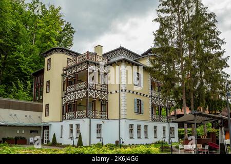 SOVATA, MURES, RUMÄNIEN – 29. MAI 2021: Rustikale Pension in Sovata Resort Siebenbürgen, Rumänien. Stockfoto
