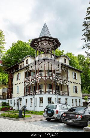 SOVATA, MURES, RUMÄNIEN – 29. MAI 2021: Rustikale Pension in Sovata Resort Siebenbürgen, Rumänien. Stockfoto