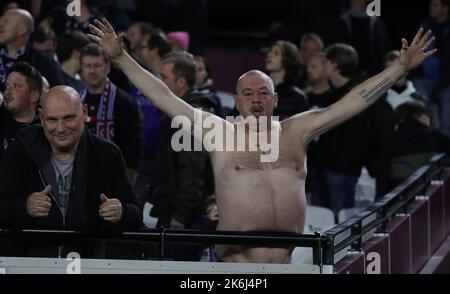 London, England, 13.. Oktober 2022. Anderlecht-Fans während des Spiels der UEFA Europa Conference League im Londoner Stadion. Bildnachweis sollte lauten: Paul Terry / Sportimage Stockfoto