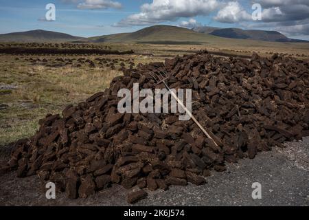 Handgeschnittener Torf trocknet in der weiten Landschaft des Nordwestirlands. Stockfoto