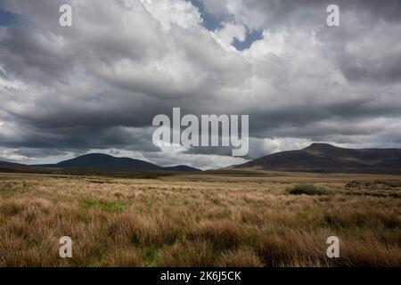 Beeindruckende Landschaft der weiten und abgelegenen Torfgebiete am Rand des Wild Nephin National Park, co Mayo, Irland. Stockfoto