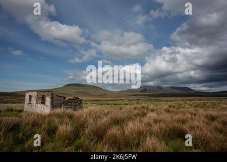 Alte Ruinen in einer beeindruckenden Landschaft der riesigen und abgelegenen Torfgebiete am Rand des Wild Nephin National Park, co Mayo, Irland. Stockfoto