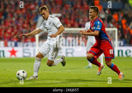 PILSEN, Tschechische Republik. , . Joshua Kimmich (6, FC Bayern München/FCB) Adam Vlkanova (88, Viktoria Pilsen) beim Championsiegspiel zwischen dem Fußballverein Victoria PLZEN und dem FC Bayern München am 12. Oktober in der Doosan Arena, Stadion in PILSEN, Tschechien. Copyright und Bild von Boris SCHUMACHER/ATP Bilder (Schumacher Boris/ATP/SPP) Quelle: SPP Sport Pressefoto. /Alamy Live News Stockfoto