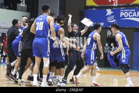 Eastern Long Lions feiern im Spiel gegen Tycoon beim A1 Division Basketball Match im Southorn Stadium in Hongkong. 02OCT22 SCMP/K. Y. CHENG Stockfoto