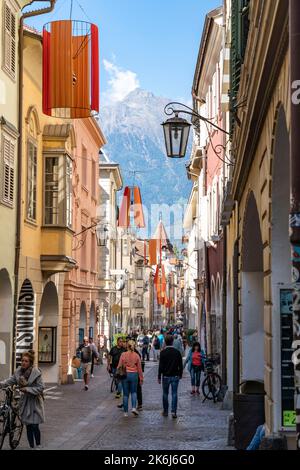 Via Portici, enge Einkaufsstraße in Meran, Südtirol, Italien Stockfoto