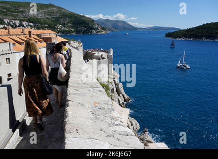 Dubrovnik Stadtmauern mit Touristen Stockfoto