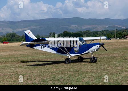 Stanesti, Gorj, Rumänien – 27. August 2022: Sport-Leichtflugzeug bei der Luftfahrtrallye, Stanesti-Flugplatz, Gorj, Rumänien Stockfoto