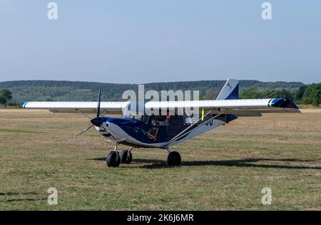 Stanesti, Gorj, Rumänien – 27. August 2022: Sport-Leichtflugzeug bei der Luftfahrtrallye, Stanesti-Flugplatz, Gorj, Rumänien Stockfoto