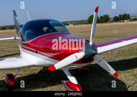 Stanesti, Gorj, Rumänien – 27. August 2022: Sport-Leichtflugzeug bei der Luftfahrtrallye, Stanesti-Flugplatz, Gorj, Rumänien Stockfoto