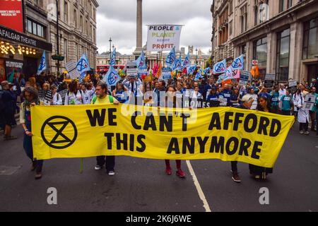 London, Großbritannien. 14.. Oktober 2022. Demonstranten marschieren in Whitehall. Die Demonstranten des Extinction Rebellion versammelten sich in Westminster und forderten Maßnahmen gegen die Klimakrise und explodierende Energiekosten. Kredit: Vuk Valcic/Alamy Live Nachrichten Stockfoto