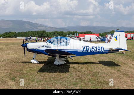 Stanesti, Gorj, Rumänien – 27. August 2022: Sport-Leichtflugzeug bei der Luftfahrtrallye, Stanesti-Flugplatz, Gorj, Rumänien Stockfoto