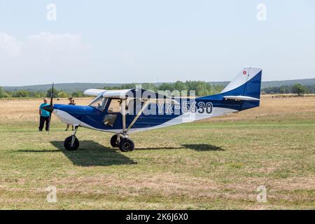 Stanesti, Gorj, Rumänien – 27. August 2022: Sport-Leichtflugzeug bei der Luftfahrtrallye, Stanesti-Flugplatz, Gorj, Rumänien Stockfoto